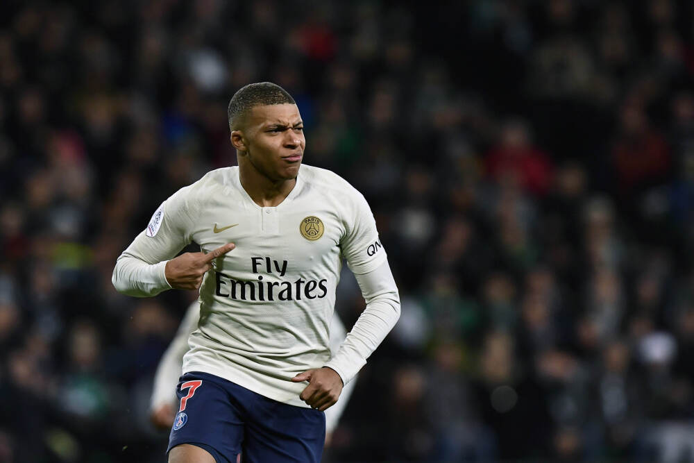 “寻找丢失的金吊坠”，这个世界不必非要给个人之失一个交代｜封面评论